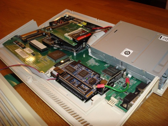 Inside an expanded Amiga 600 (source: Jeroen Knoester)
